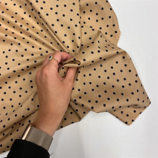 Kokka bomuld/viskose Little Dot camel (BC-91110-111D) - pr. 0,25 meter