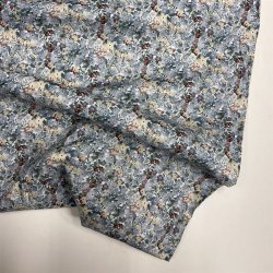 �kologisk bomuldsl�rred med sm� fine blomster i d�mpede nuancer - pr. 0,25 meter. 