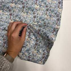 �kologisk bomuldsl�rred med sm� fine blomster i d�mpede nuancer - pr. 0,25 meter. 