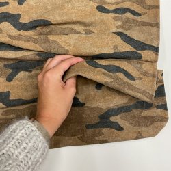 Sweatshirtstof med camouflageprint i gyldne nuancer - pr. 0,25 meter. 