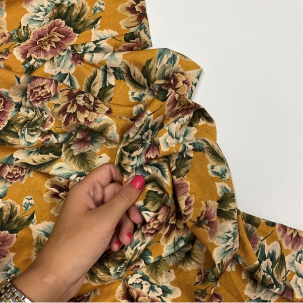 Italiensk viskosejersey i gul med blomster - pr. 0,25 meter