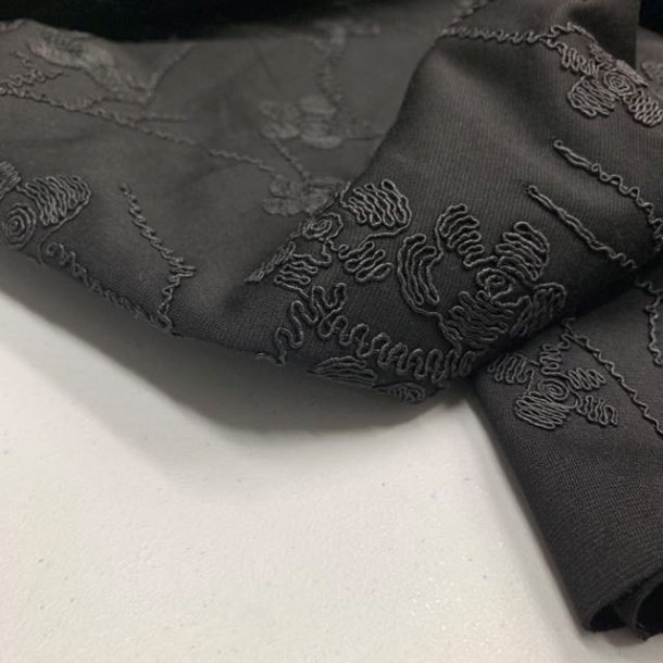 Jersey - koksgr med broderede blomster - pr. 0,25 meter