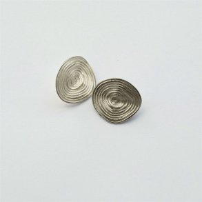 S�lvfarvet, b�jet metalknap med snoet m�nster, to udgaver, 26 mm