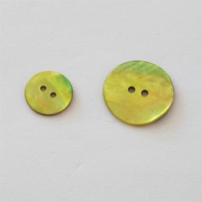 Perlemorsknap, buet og changerende i gulgr�nne nuancer, 15 og 22 mm