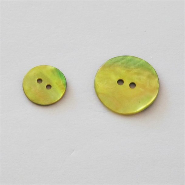 Perlemorsknap, buet og changerende i gulgrnne nuancer, 15 og 22 mm