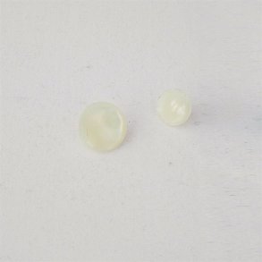 Beige, let gennemskinnelige plastknapper p� 11 og 15 mm