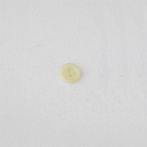 Beige skjorteknap i plast p� 11 mm