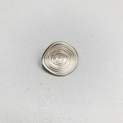 Kunstnerisk lys metalknap med spiralmnster, 26 mm