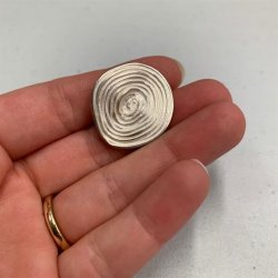 Kunstnerisk lys metalknap med spiralmnster, 26 mm