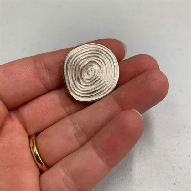 Kunstnerisk lys metalknap med spiralmnster, 26 mm