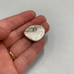 Kunstnerisk lys metalknap med spiralmnster, 26 mm