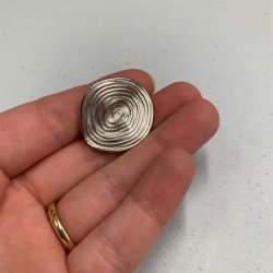Kunstnerisk metalknap med spiralmnster, 26 mm
