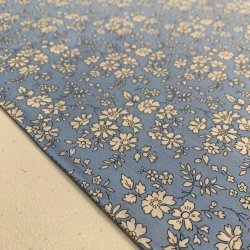 Liberty bomuld med blomst, Capel 0107 C (Lys bl) - pr. 0,25 meter