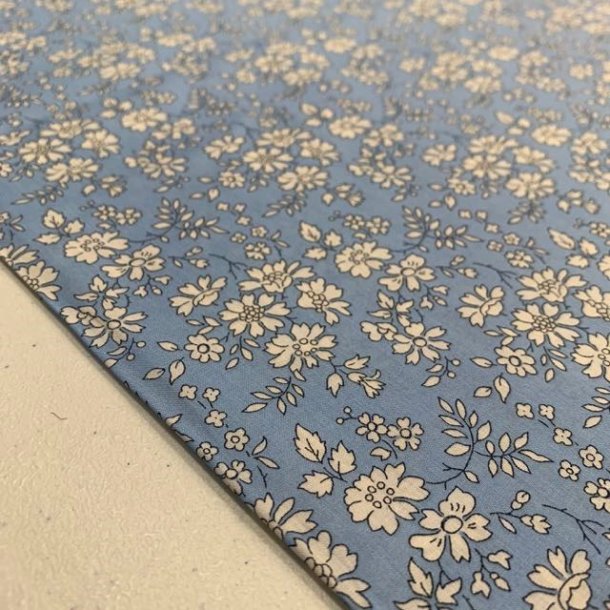 Liberty bomuld med blomst, Capel 0107 C (Lys bl) - pr. 0,25 meter