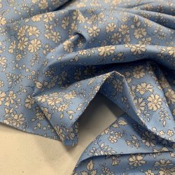 Liberty bomuld med blomst, Capel 0107 C (Lys bl) - pr. 0,25 meter