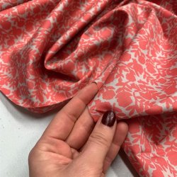 Liberty bomuld med blomster i lys sand og fersken - pr. 0,25 meter