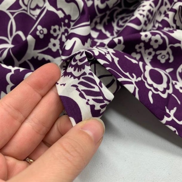 Liberty bomuld med mnster i hvid og lilla, 8218 C - pr. 0,25 meter