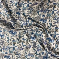 Liberty bomuld med tegnede blomster og bl blade - pr. 0,25 meter 