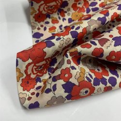Liberty bomuldslrred 'Betsy Tana Lawn' i rhvid med blomster i rust, lilla og karry 00103 C - pr. 0,25 meter