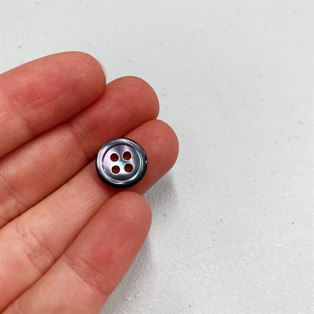 Lille perlemorsknap i slvgr med 4 huller, 10 mm