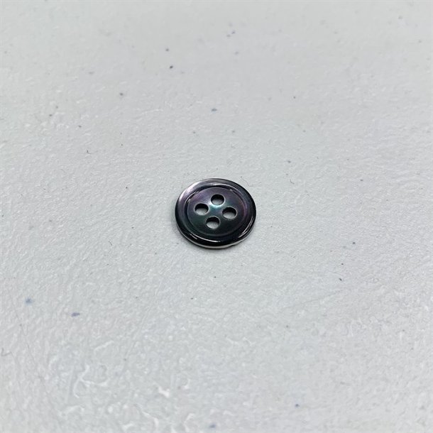 Lille perlemorsknap i slvgr med 4 huller, 10 mm