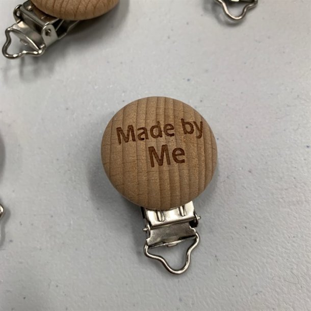 Seleklips med Made by i tr - pr. stk.