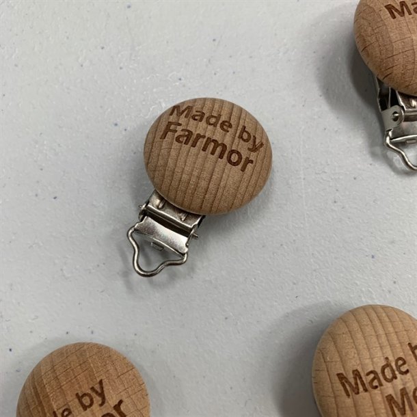 Seleklips med Made by i tr - pr. stk.