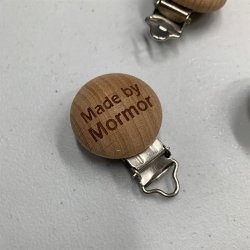 Seleklips med Made by i tr - pr. stk.