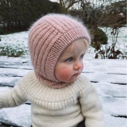 November Balaclava Mini - strikkeopskrift fra PetiteKnit