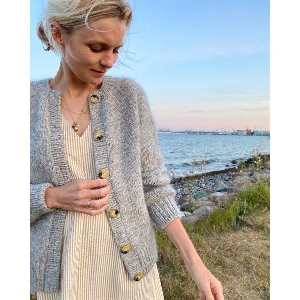 Novice Cardigan - Chunky Edition - strikkeopskrift fra PetiteKnit