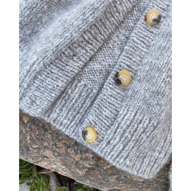 Novice Cardigan - Chunky Edition - strikkeopskrift fra PetiteKnit