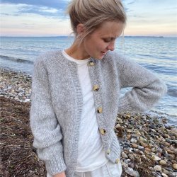 Novice Cardigan - Chunky Edition - strikkeopskrift fra PetiteKnit
