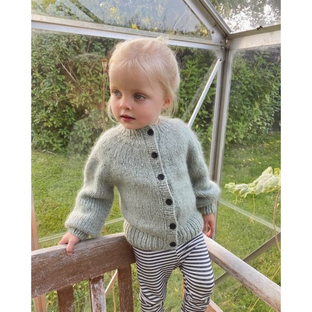 Novice Cardigan Mini - Chunky Edition - strikkeopskrift fra PetiteKnit