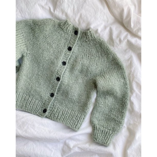 Novice Cardigan Mini - Chunky Edition - strikkeopskrift fra PetiteKnit
