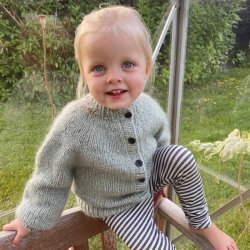 Novice Cardigan Mini - Chunky Edition - strikkeopskrift fra PetiteKnit