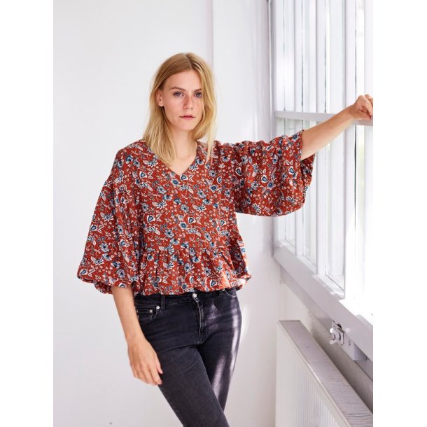 Onion 2088 - Peplum top og kjole med ballonrme. Snitmnster