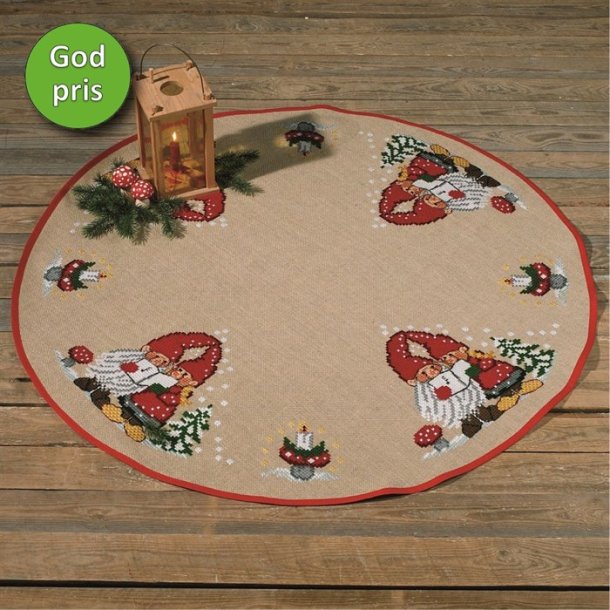 Rundt juletrstppe med nisser i sang