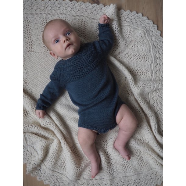 Ankers Dragt - strikkeopskrift fra PetiteKnit