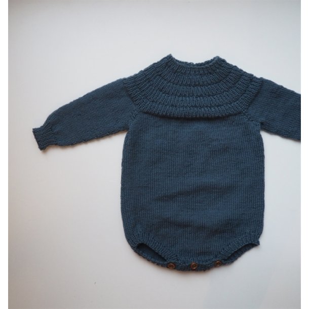 Ankers Dragt - strikkeopskrift fra PetiteKnit