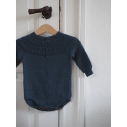 Ankers Dragt - strikkeopskrift fra PetiteKnit