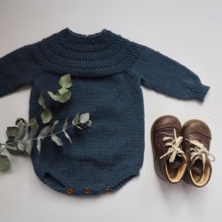 Ankers Dragt - strikkeopskrift fra PetiteKnit