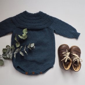 Ankers Dragt - strikkeopskrift fra PetiteKnit