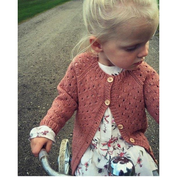 Annas Sommercardigan - strikkeopskrift fra PetiteKnit