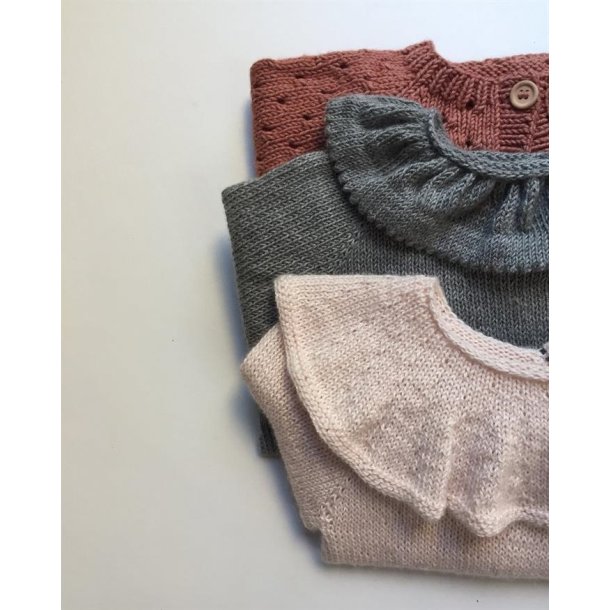 Dagmars Bluse - strikkeopskrift fra PetiteKnit