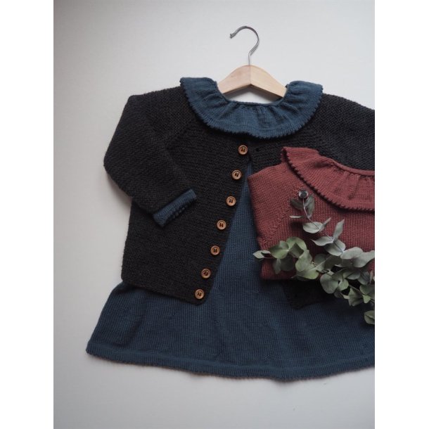 Dagmars Kjole - strikkeopskrift fra PetiteKnit