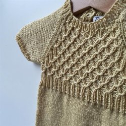 Millas Sommerdragt - strikkeopskrift fra PetiteKnit