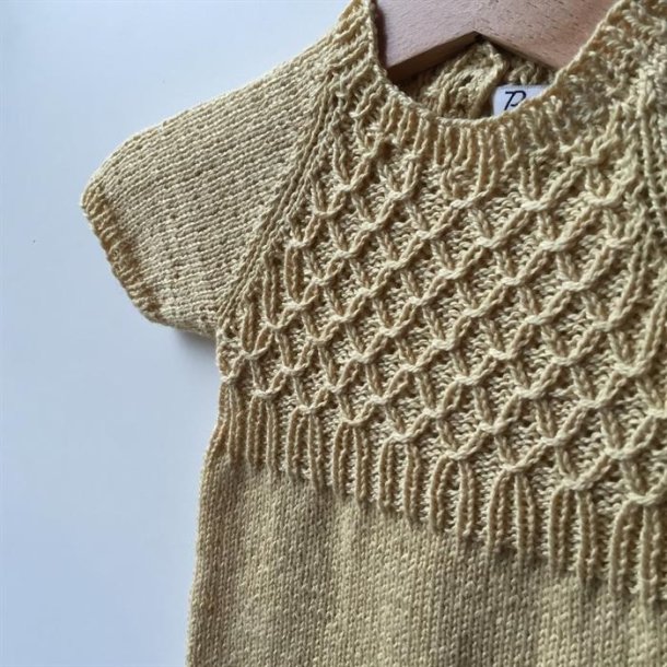 Millas Sommerdragt - strikkeopskrift fra PetiteKnit