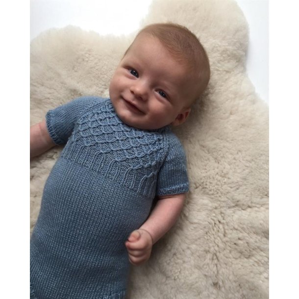 Millas Sommerdragt - strikkeopskrift fra PetiteKnit