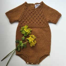 Millas Sommerdragt - strikkeopskrift fra PetiteKnit