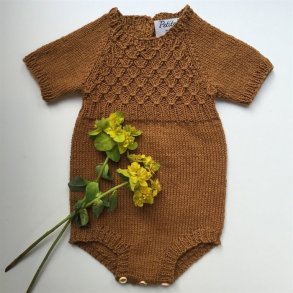 Millas Sommerdragt - strikkeopskrift fra PetiteKnit